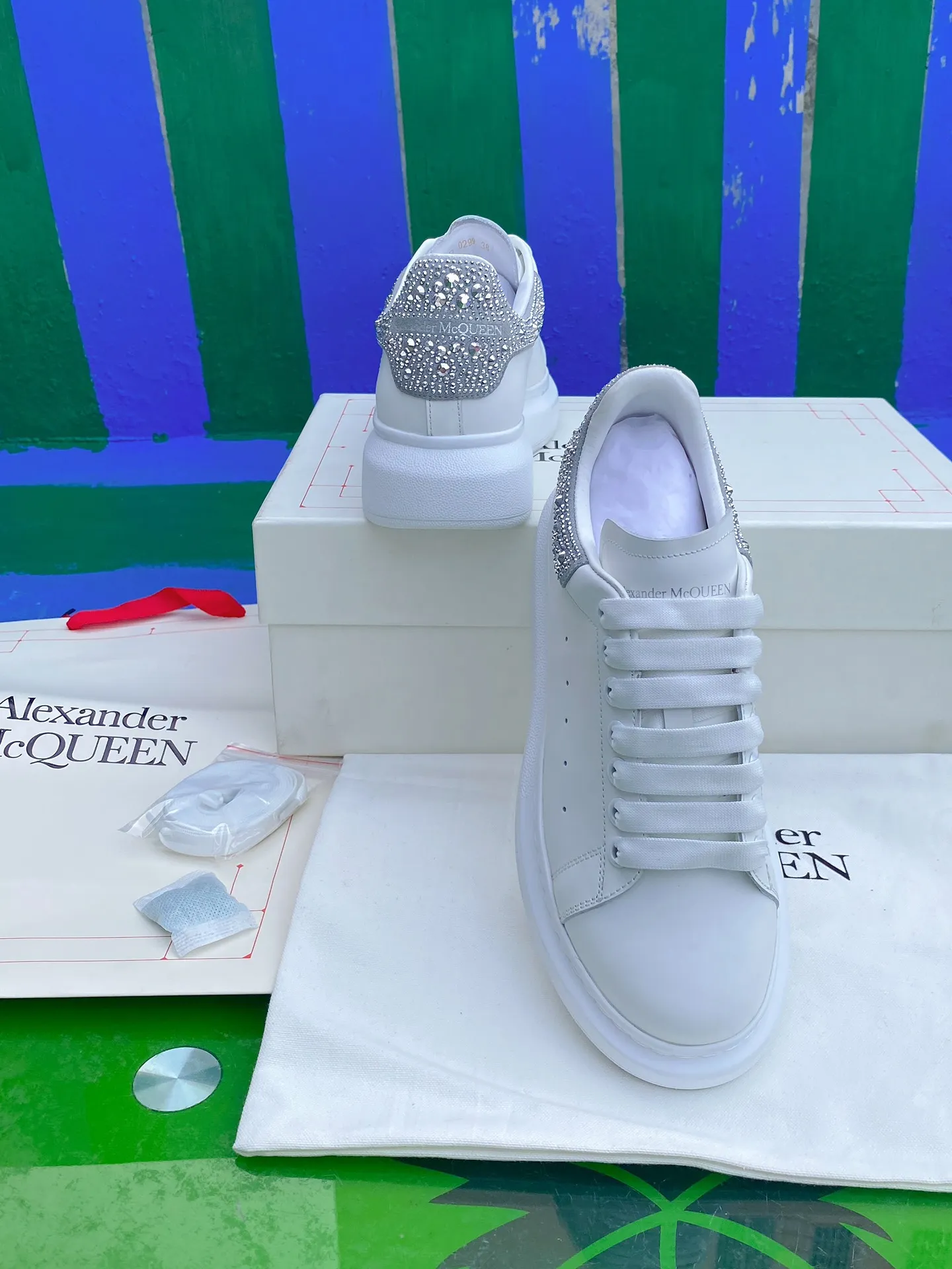 👟👟Ex-factory price 600👟👟 Men's size +10 New model drill tail Women's size 35-40. Male 39-45. The factory has been making goods for a long time. McQueen💥High-quality top version💥📢📢Alexander mcqueen/Classic star popular all-match white shoes have been upgraded, a new generation of last type🌹 last type has been polished hard for a year, and the overall last shape and head shape are 100% consistent with the original (you can go to the counter to compare with the original version for verification) The first 30-year-old senior master made it based on the original version and based on the Asian foot shape 1⃣️:1⃣️. During the foot comfort adjustment period, more than a dozen ladies with different foot types tried it on and repeatedly polished it until it was comfortable for all foot types before finally finalizing the last mold. Basically all colors are made, and the commonly sold colors are in stock, and others are constantly updated... Fabric: Customized original silk top-layer cowhide fabric/roller coating process Inner lining: cowhide lining made of imported leather embryos, mixed sheepskin lining. Feet: imported highly elastic PU foam rebound + cowhide, which is molded in the same way as the original version. It is injection molded without brushing glue. Outsole: exclusive molding of the original version, resistant to yellowing technology (please note that the length and latitude of the outsole of the new version and the new label are different from the old version. Everyone needs to distinguish them, including the head shape)